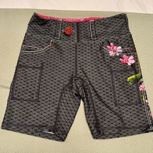 Women’s InknBurn Mejiro 6” Shorts - Size 8